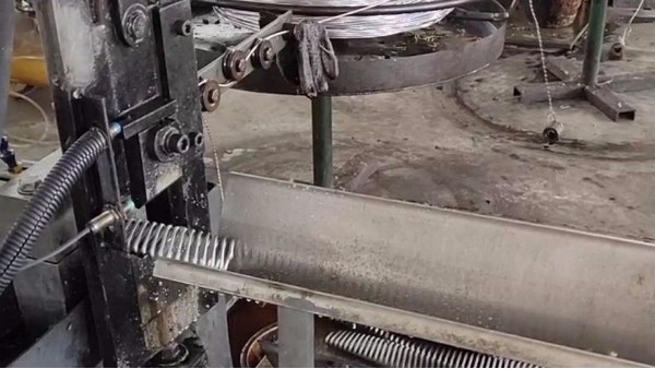 金屬網(wǎng)帶為何要清洗？